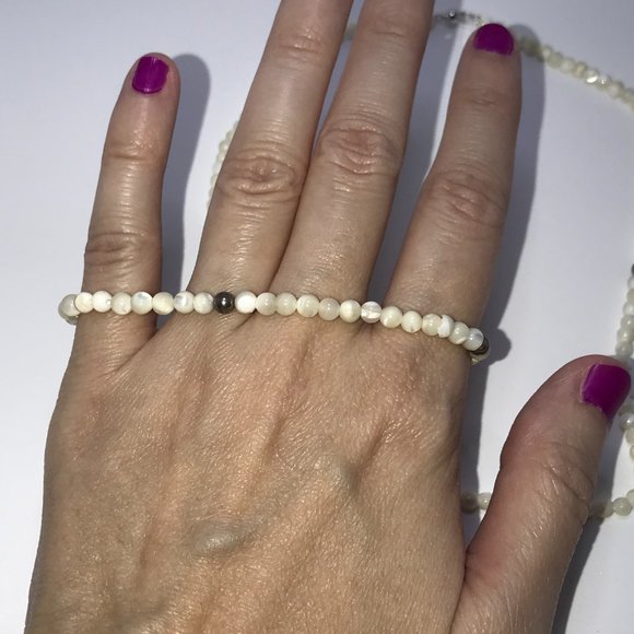 16 1/2" Mother Of Pearl Necklace With Matching Bracelet - Picture 5 of 8